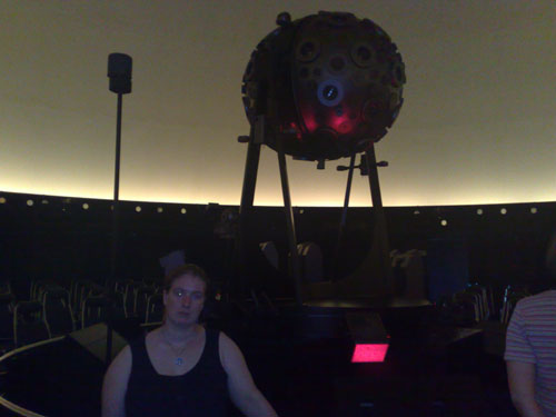 Andrea vor neuen Projektor des Planetariums zuStuttgart